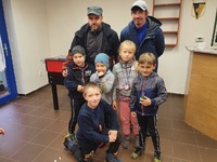 Trenér Patrik Čechovič a Dan Tichovský, před nimi stojí Šimon Čechovič, Vašek Horák Zuzanka Lehká, Matyáš Marel a klečící štírek Kuba Šrámek
