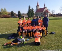 Zleva horní řada: Václav Šůna, Adama Just, Adam Novotný, David Čepelka, trenér Jan Tulach, Vašek Tulach, trenér Filip Balcar. Dolní řada: Alex Daniel, Jakub Dufek, Filip Balcar, Jan Saska, Valča Žabová a Jindra Žaba. Na zemi: Kuba Hlavatý a Honza Szeděla.