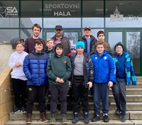 horní řada: trenér Balcar, trenér Tulach, trenér Saska, Vašek Tulach, dolní řada: Adam Novotný, David Čepelka, Adam Just, Vašek Šůna, Honza Szeděla, Honaz Saska, Erik Přiklopil a David Broum