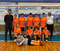 horní řada: trenér Filip Balcar, Eliáš a Erik Přiklopilovi, David Čepelka, Kuba Dufek, Vašek Tulach, trenér Jan Tulach, dolní řada: Valča Žabová, Adam Just, Honza Bilina, Honza Szeděla, ležící brankář Adam Novotný